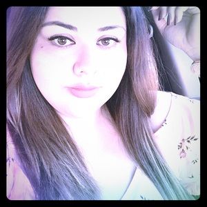 Meet your posher!  Hi! 💋💕